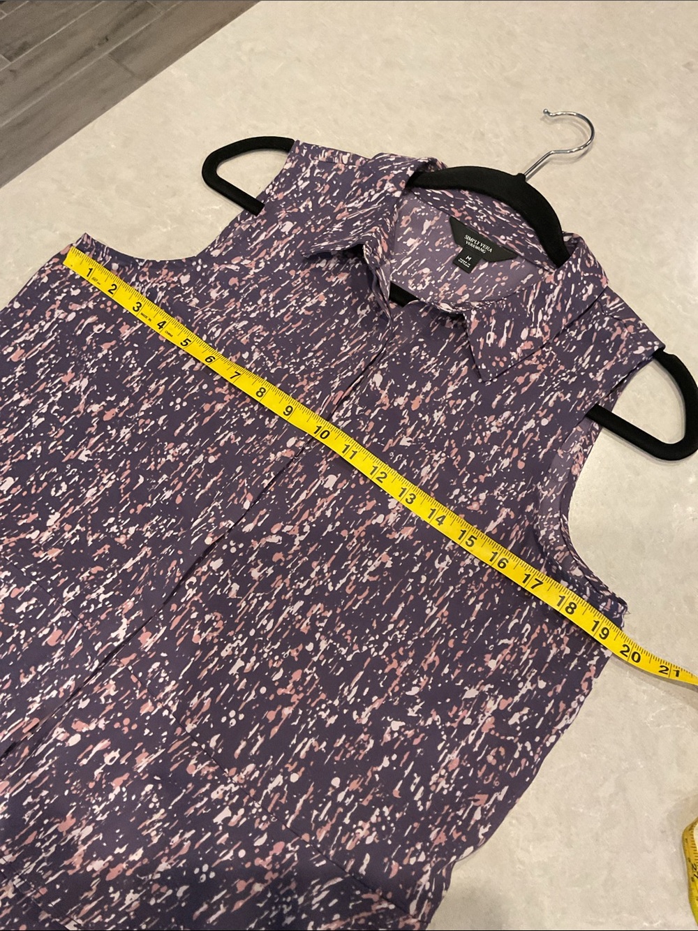 ๐ป 2/$9 Simply Vera Wang Top - Picture 6 of 10